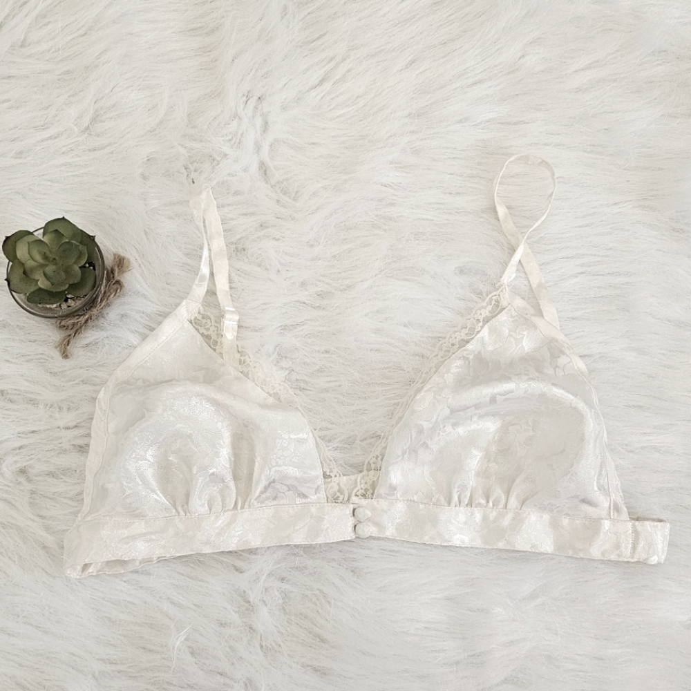 VINTAGE VS Elegant Cream Lace Bralette